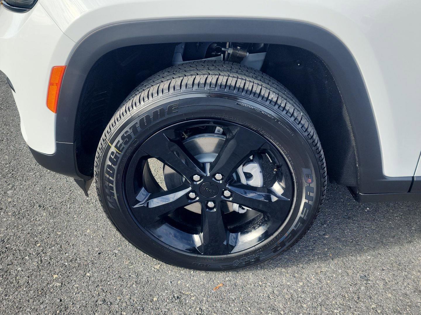 New 2025 Jeep Grand Cherokee Altitude image 9