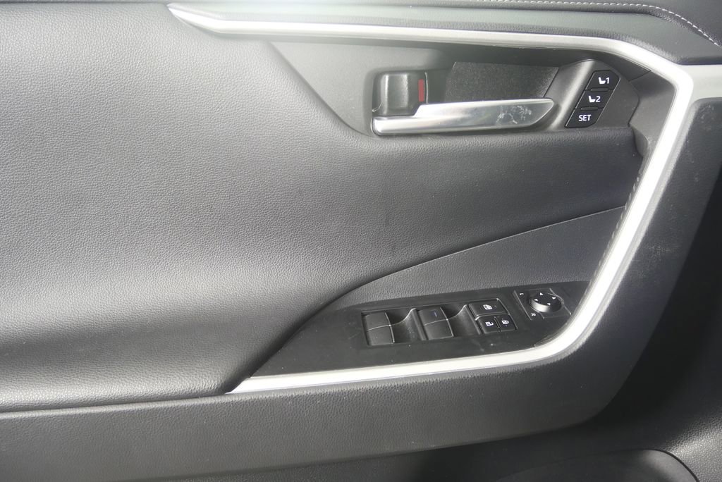 Used 2021 Toyota RAV4 Limited image 6