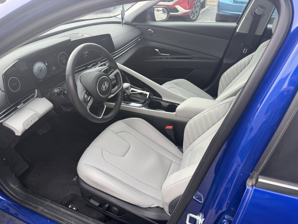 Used 2025 Hyundai Elantra Limited image 5