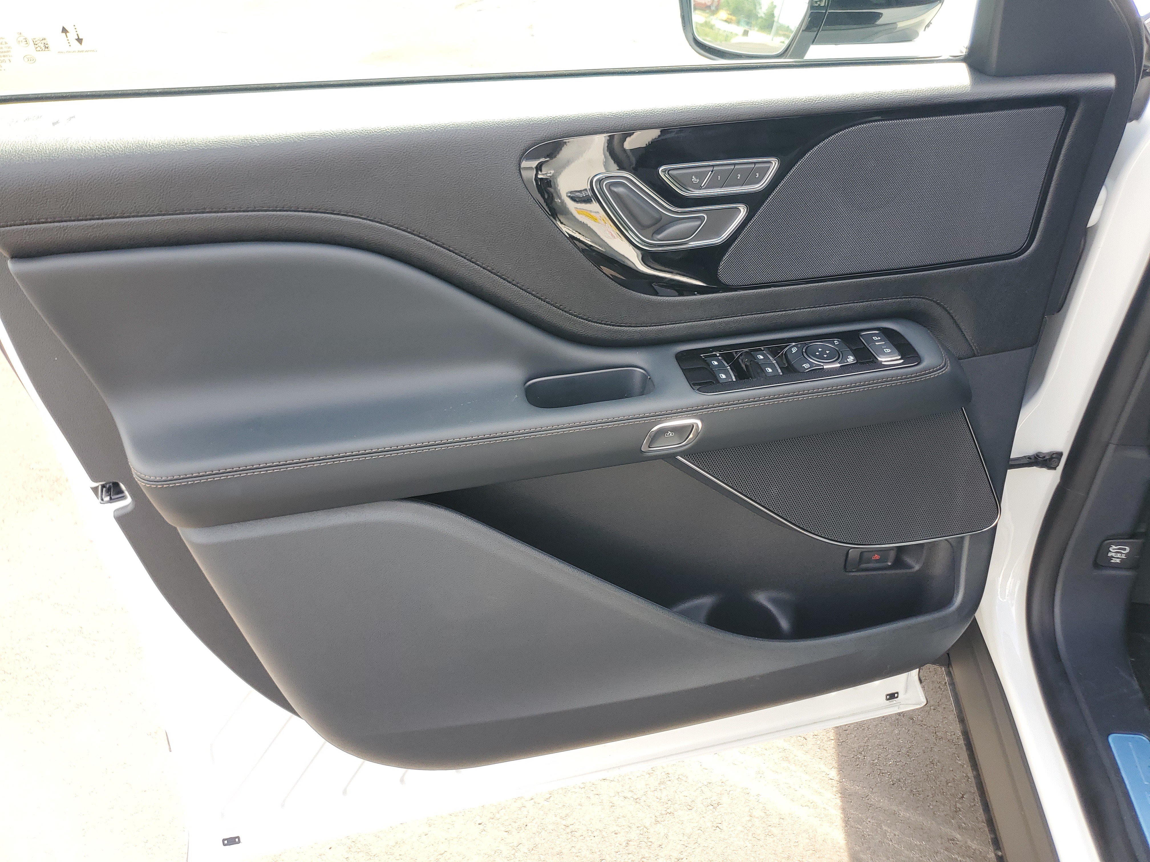 New 2027 Lincoln Aviator AWD image 8