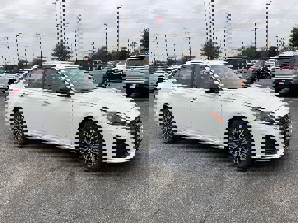 Used 2025 Nissan Altima 2.5 SV image 3