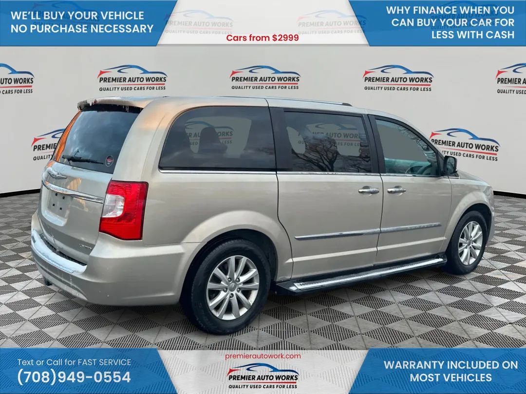 Used 2015 Chrysler Town & Country Limited Platinum FWD image 4