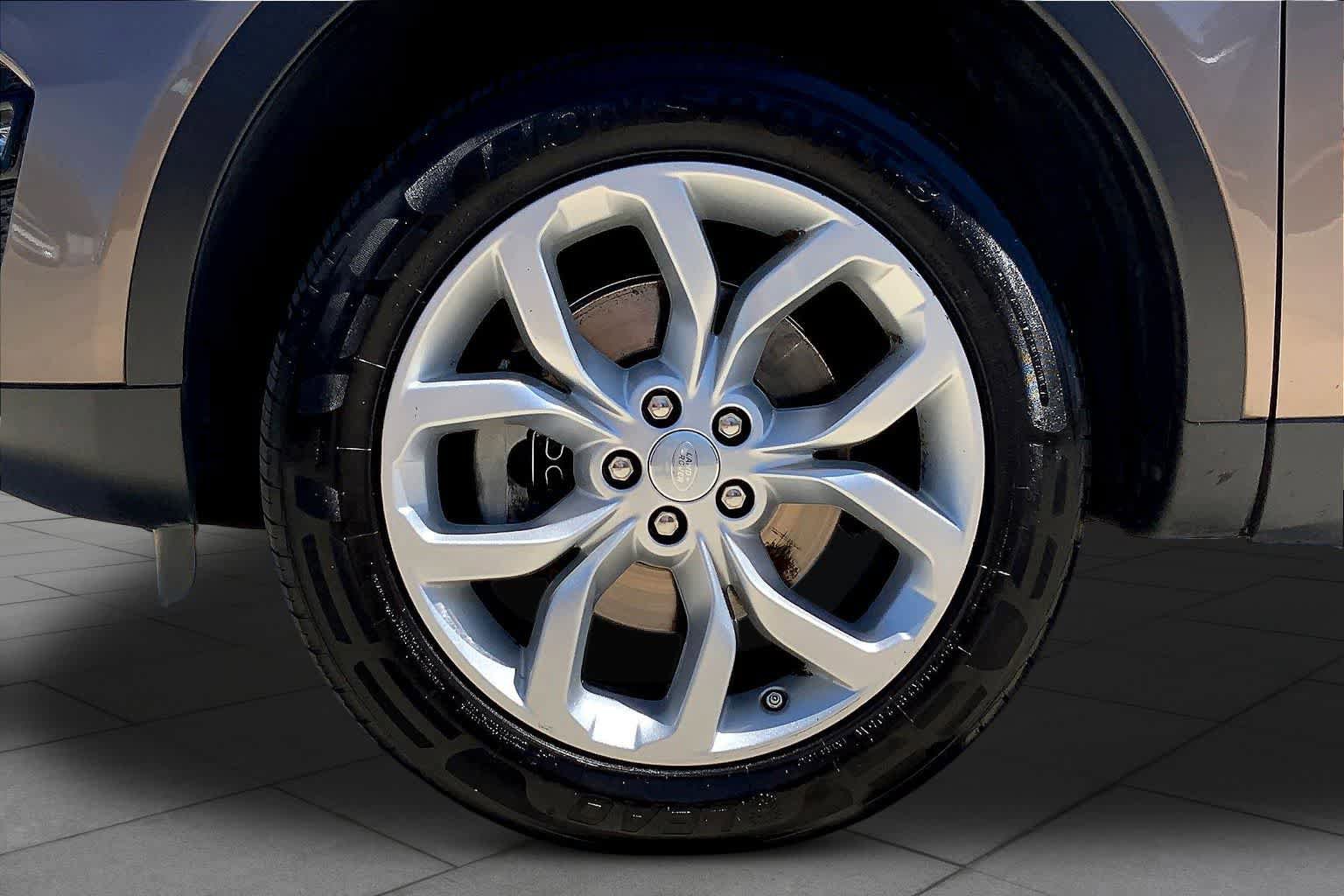Used 2016 Land Rover Discovery Sport HSE AWD/4WD image 11