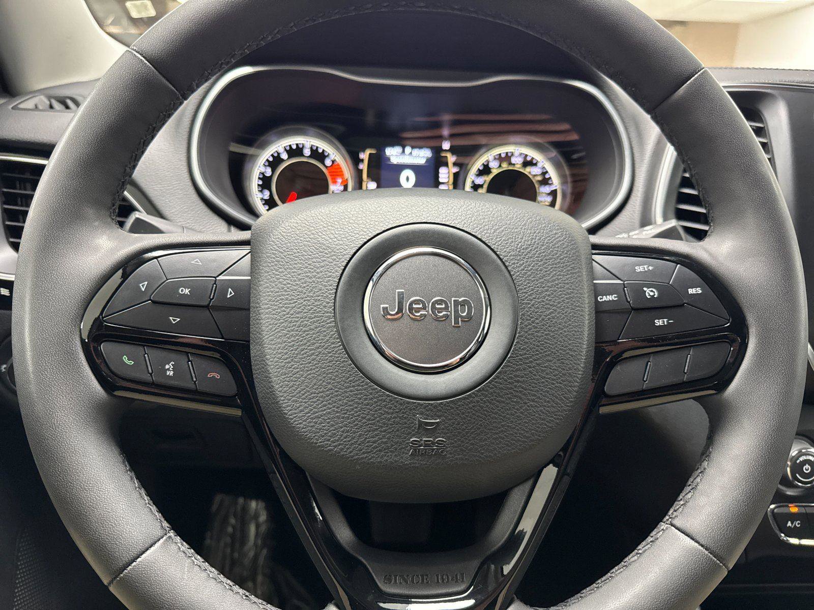 Used 2021 Jeep Cherokee Latitude Plus AWD/4WD image 22