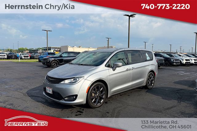 Used 2018 Chrysler Pacifica Touring Plus w/ S Appearance Package FWD image 4