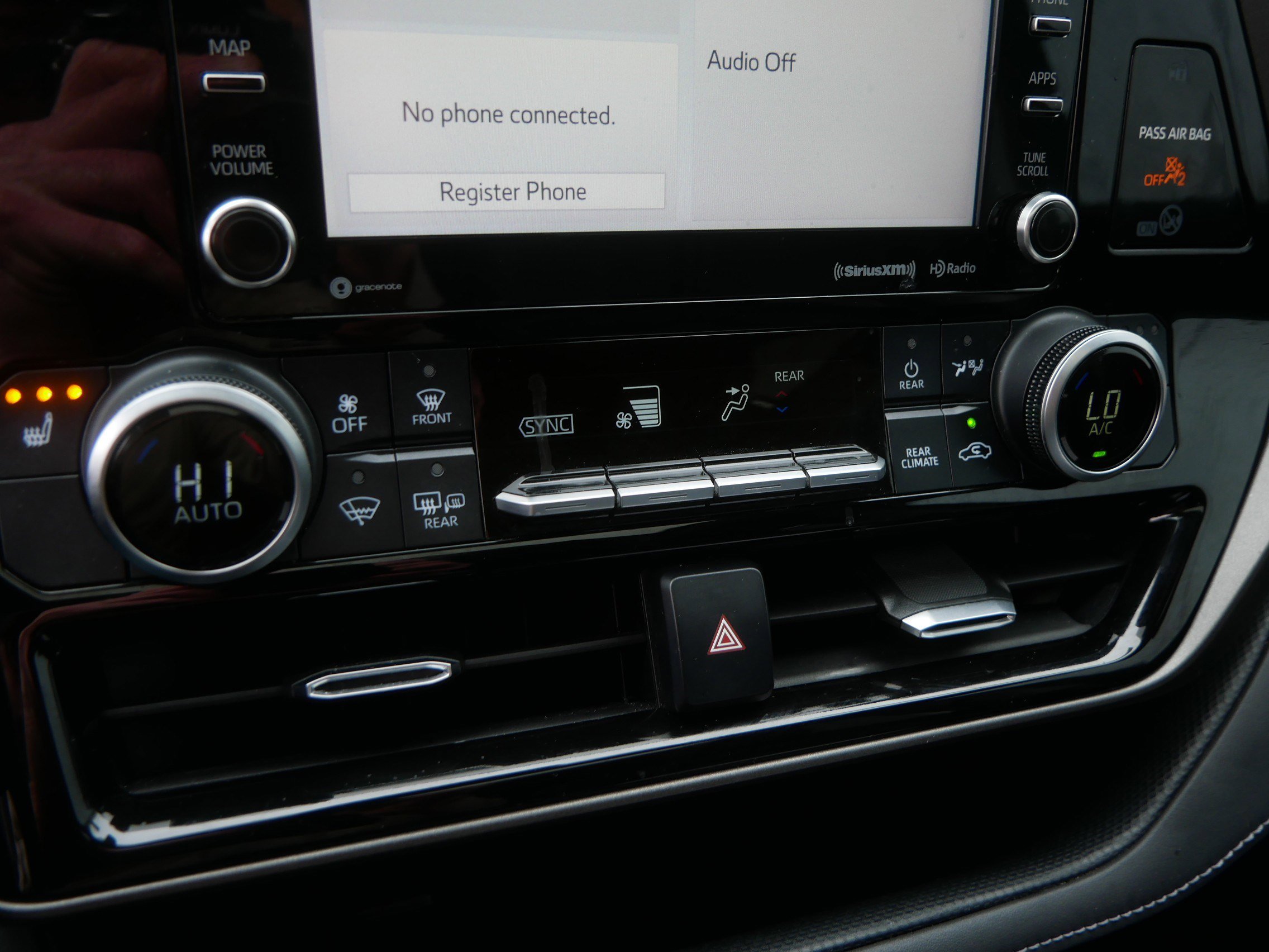 Used 2020 Toyota Highlander XLE AWD/4WD image 35