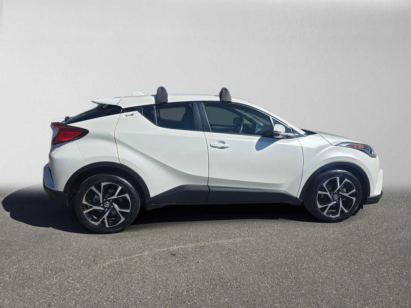 Used 2019 Toyota C-HR XLE FWD image 2