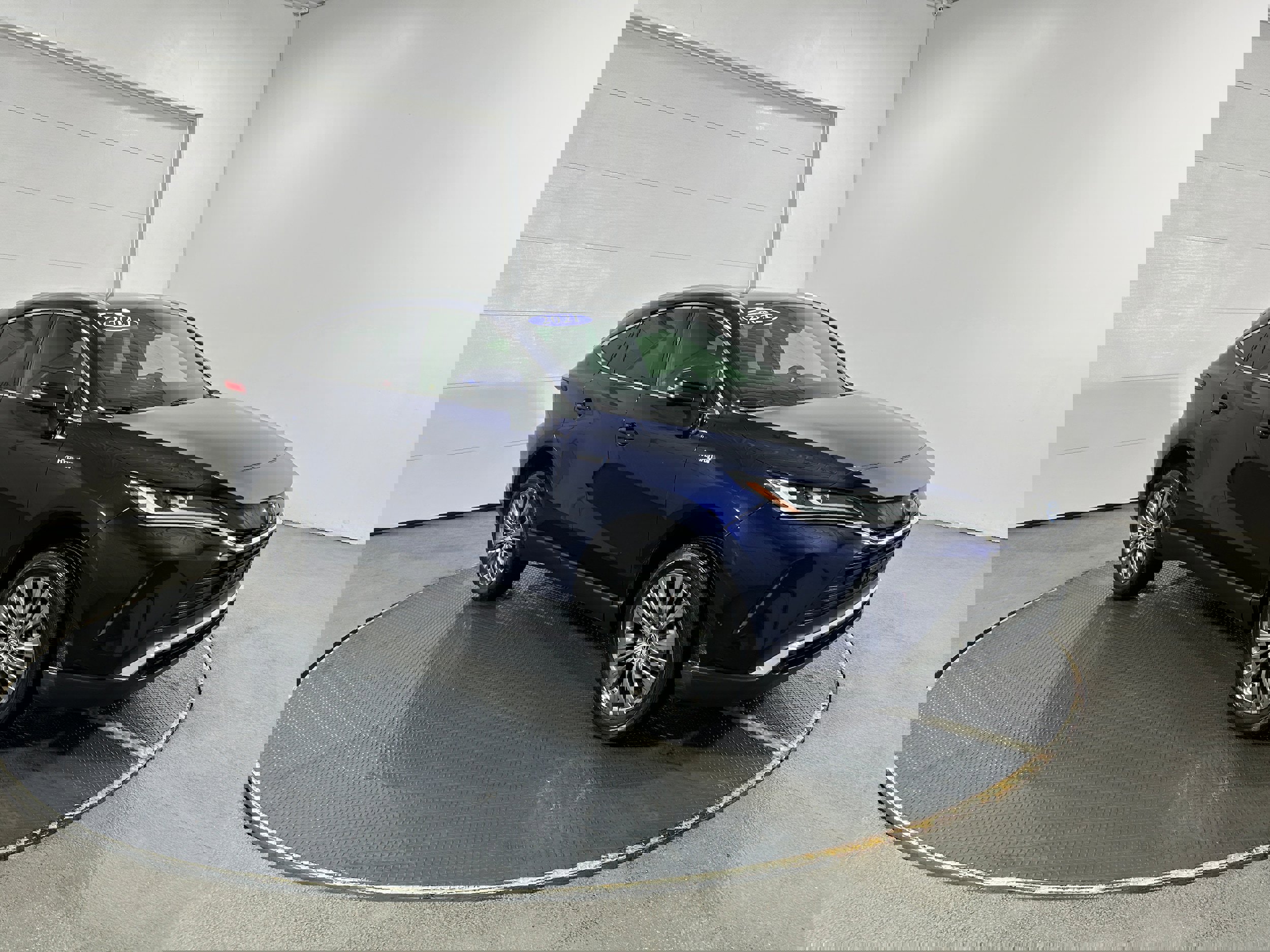 Used 2021 Toyota Venza Limited image 2