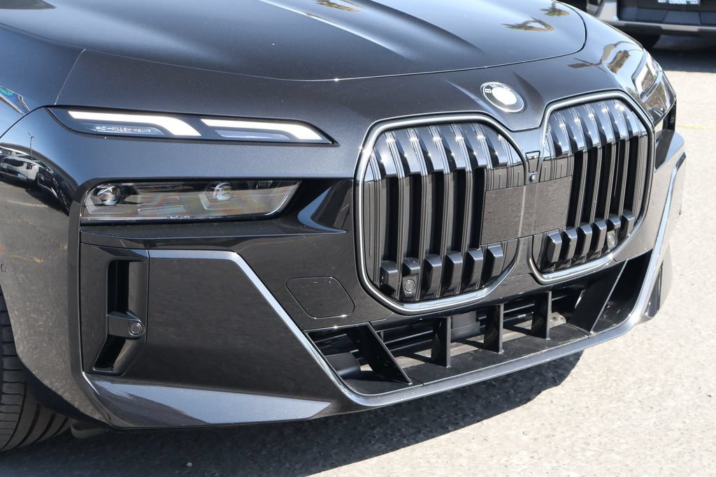 Used 2026 BMW 740i w/ Premium Package RWD image 9