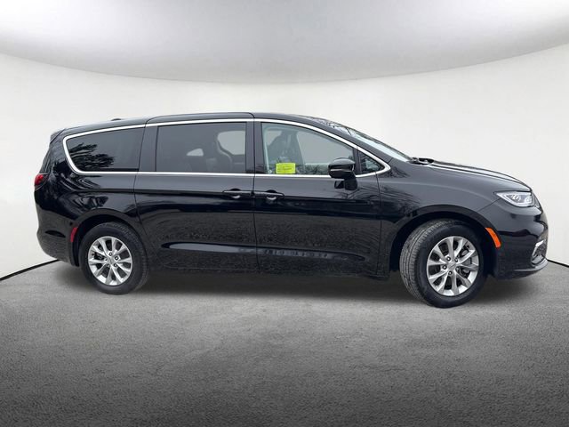 Used 2024 Chrysler Pacifica Touring-L image 14