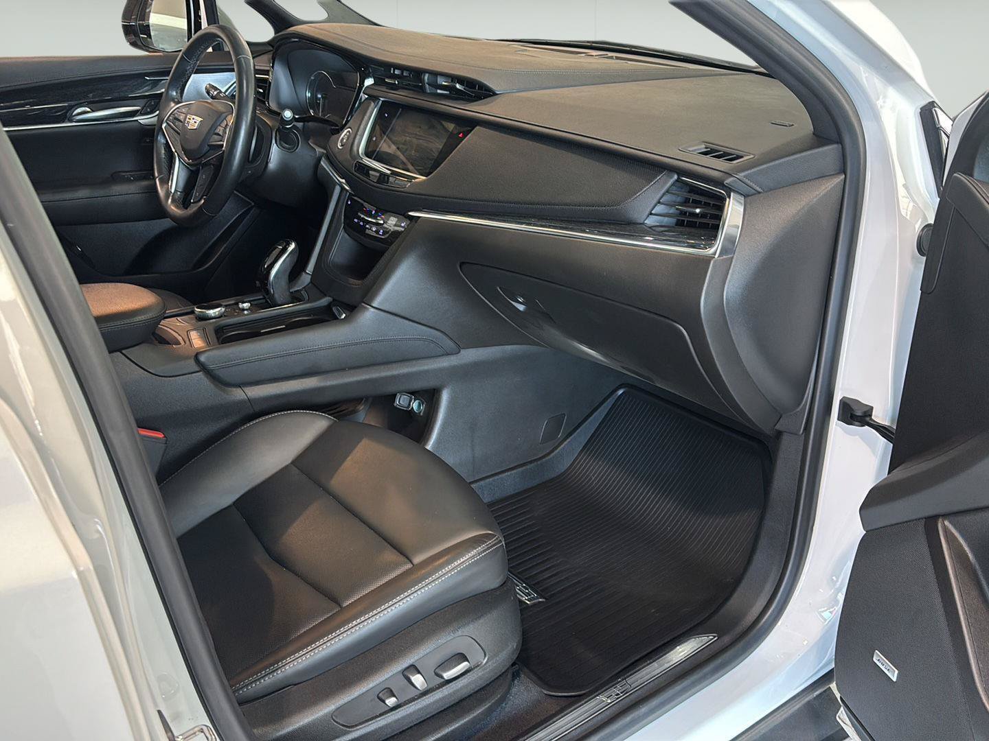Certified 2022 Cadillac XT5 Premium Luxury w/ LPO, Floor Liner Package AWD/4WD image 24