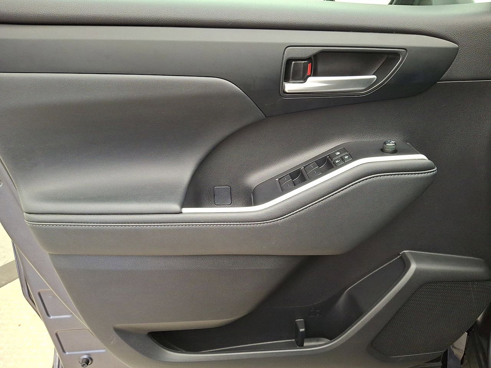 Certified 2024 Toyota Highlander XLE image 10