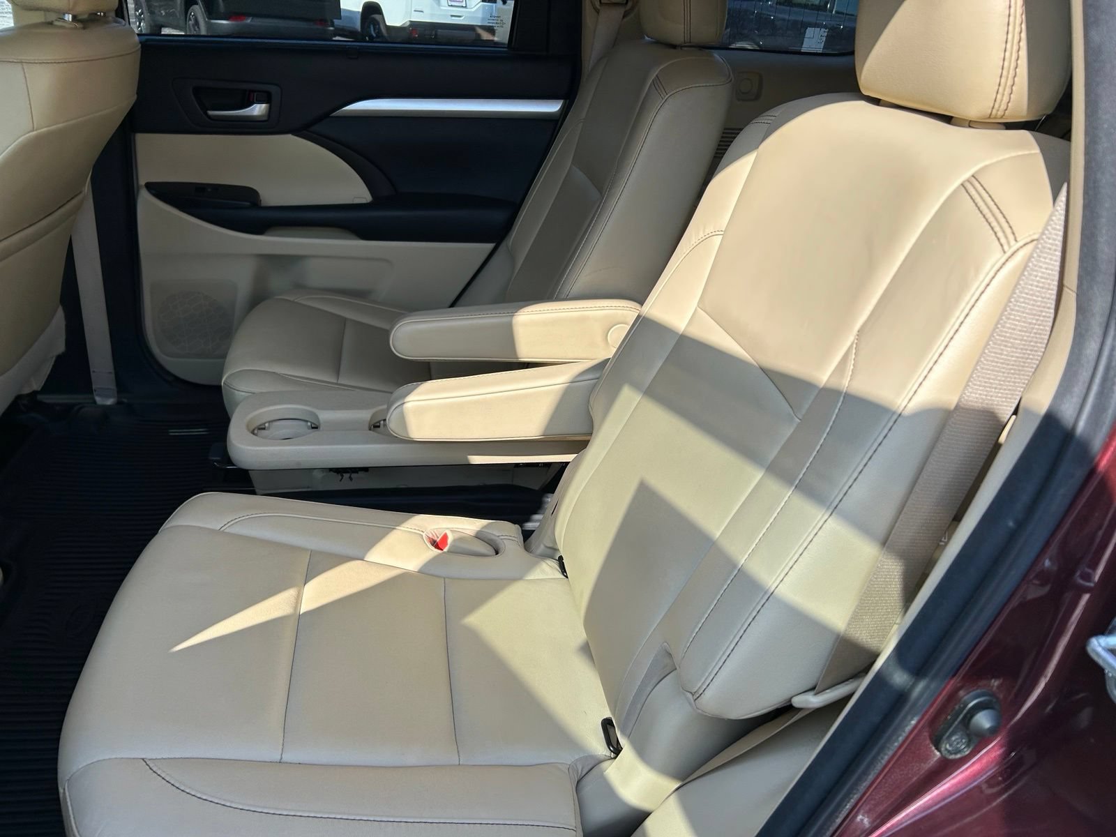 Used 2018 Toyota Highlander XLE AWD/4WD image 25