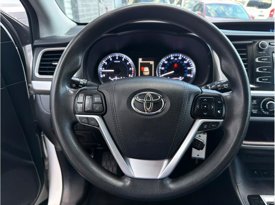 Used 2018 Toyota Highlander LE w/ Carpet Mat Package (TMS) AWD/4WD image 14