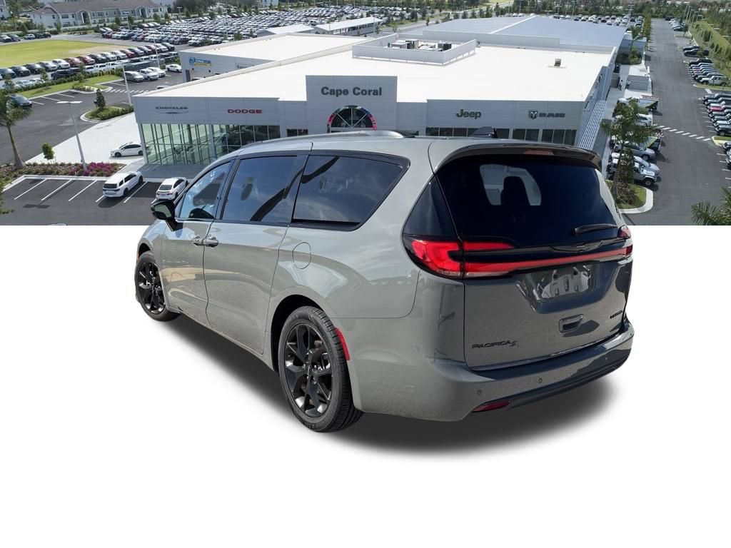 Used 2025 Chrysler Pacifica Limited FWD image 4