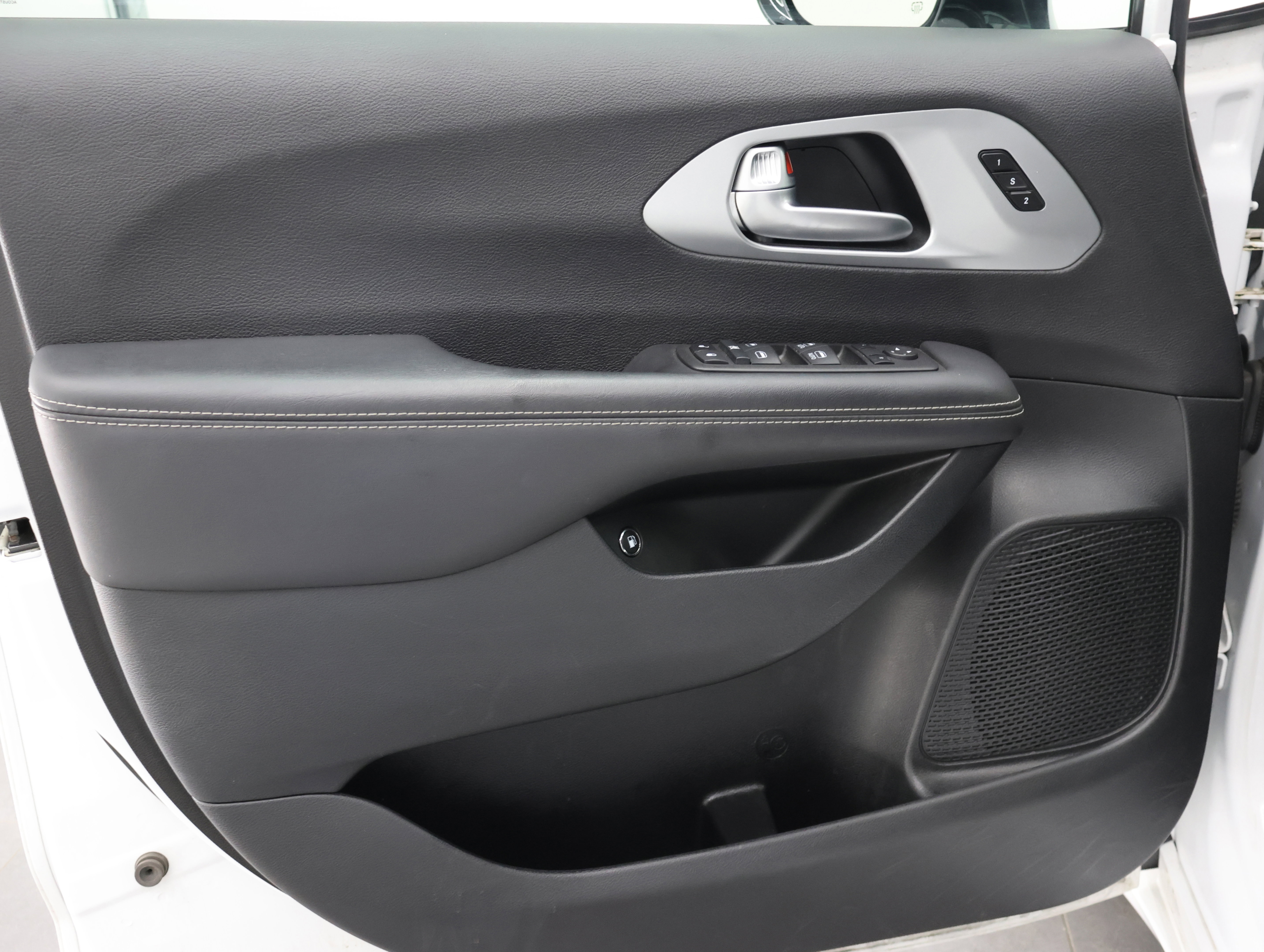 Used 2024 Chrysler Pacifica Limited FWD image 45