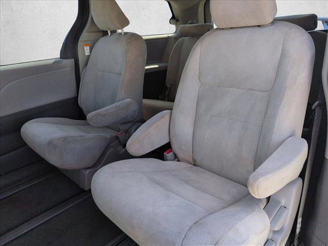 Used 2020 Toyota Sienna L image 17
