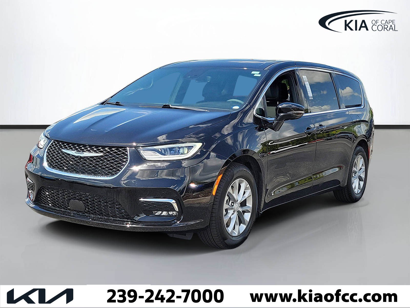 Used 2026 Chrysler Pacifica Limited image 3