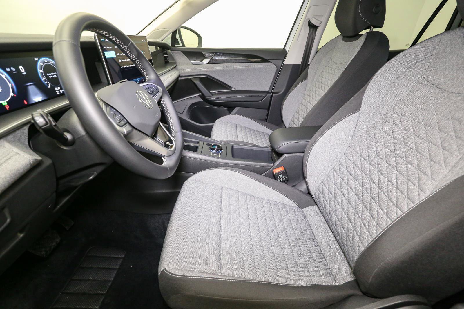 Used 2025 Volkswagen Tiguan S image 40