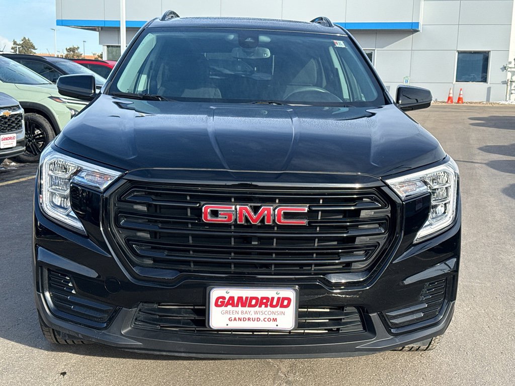 Used 2023 GMC Terrain SLE w/ Driver Convenience Package image 3