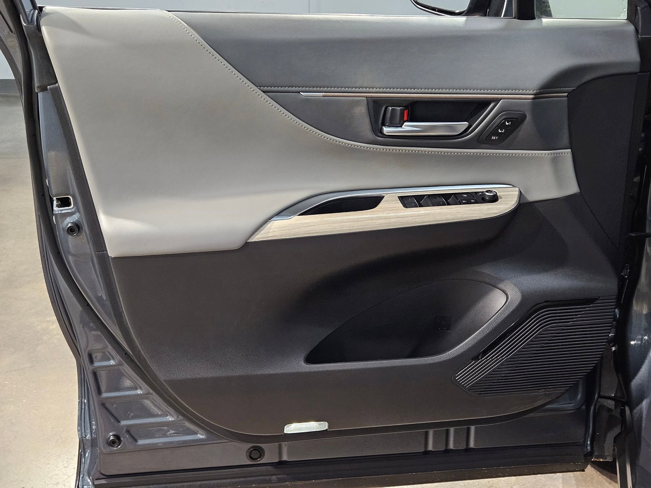 Used 2023 Toyota Venza Limited image 20