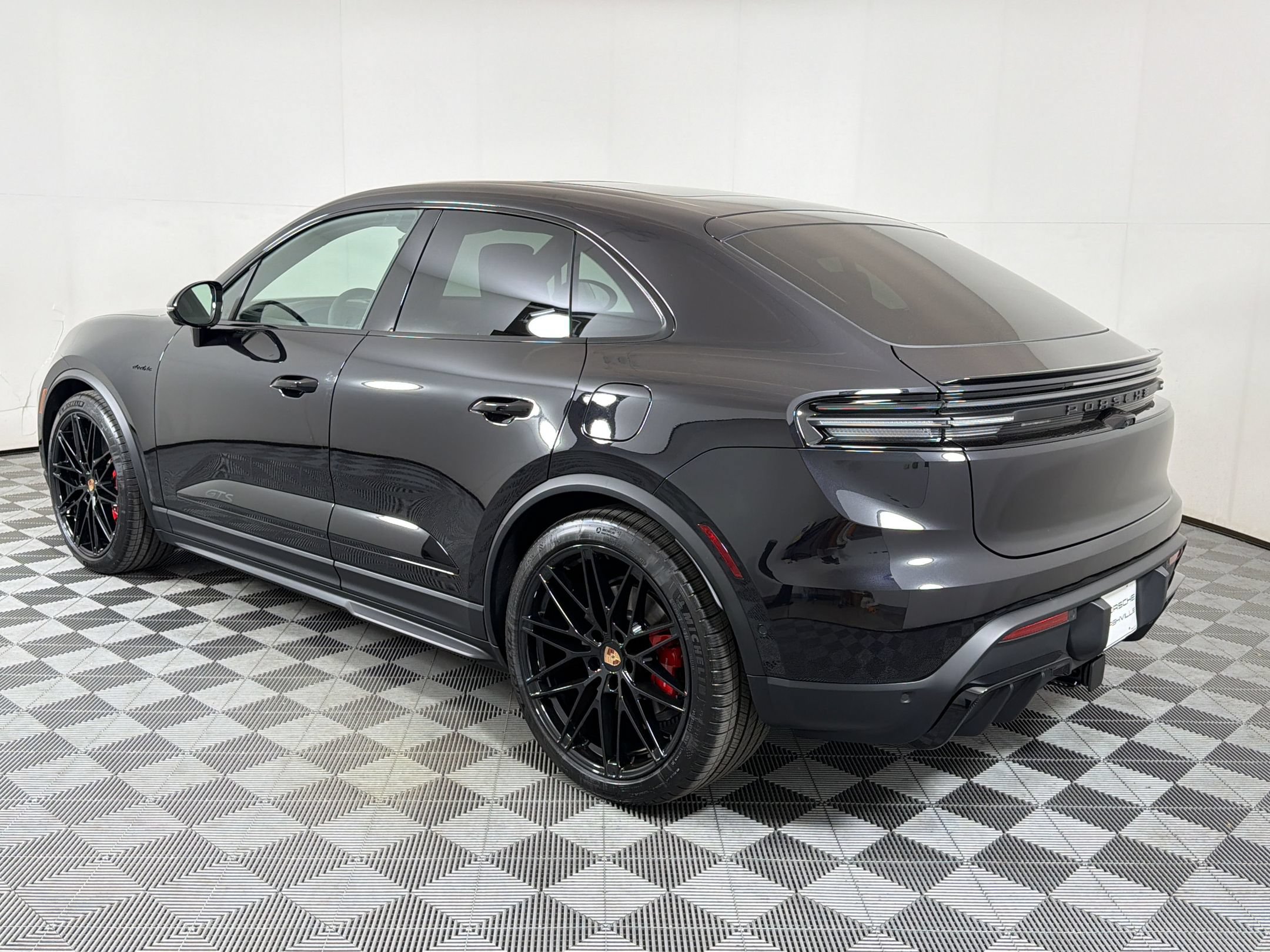 Certified 2026 Porsche Macan GTS Electric AWD/4WD image 3