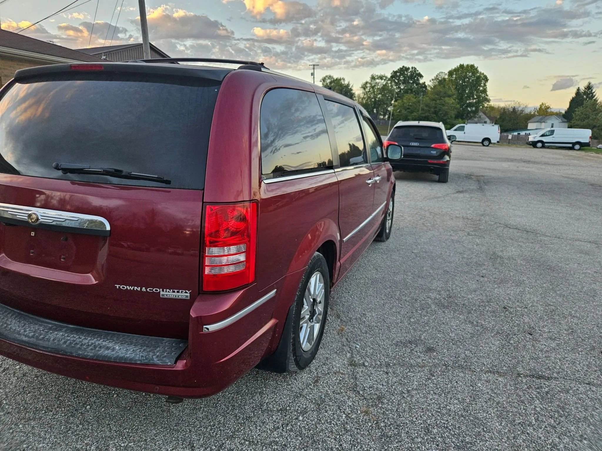 Used 2010 Chrysler Town & Country Limited FWD image 8
