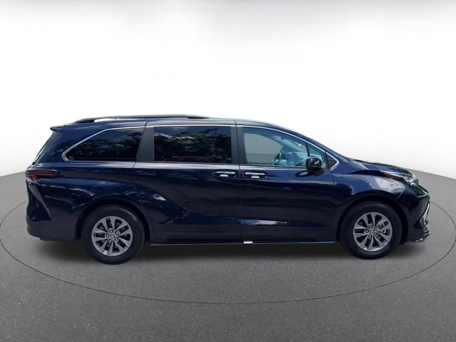 Used 2025 Toyota Sienna XLE FWD image 15