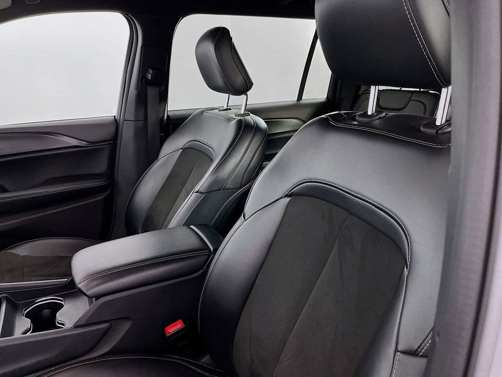 Used 2023 Jeep Grand Cherokee L Laredo image 29