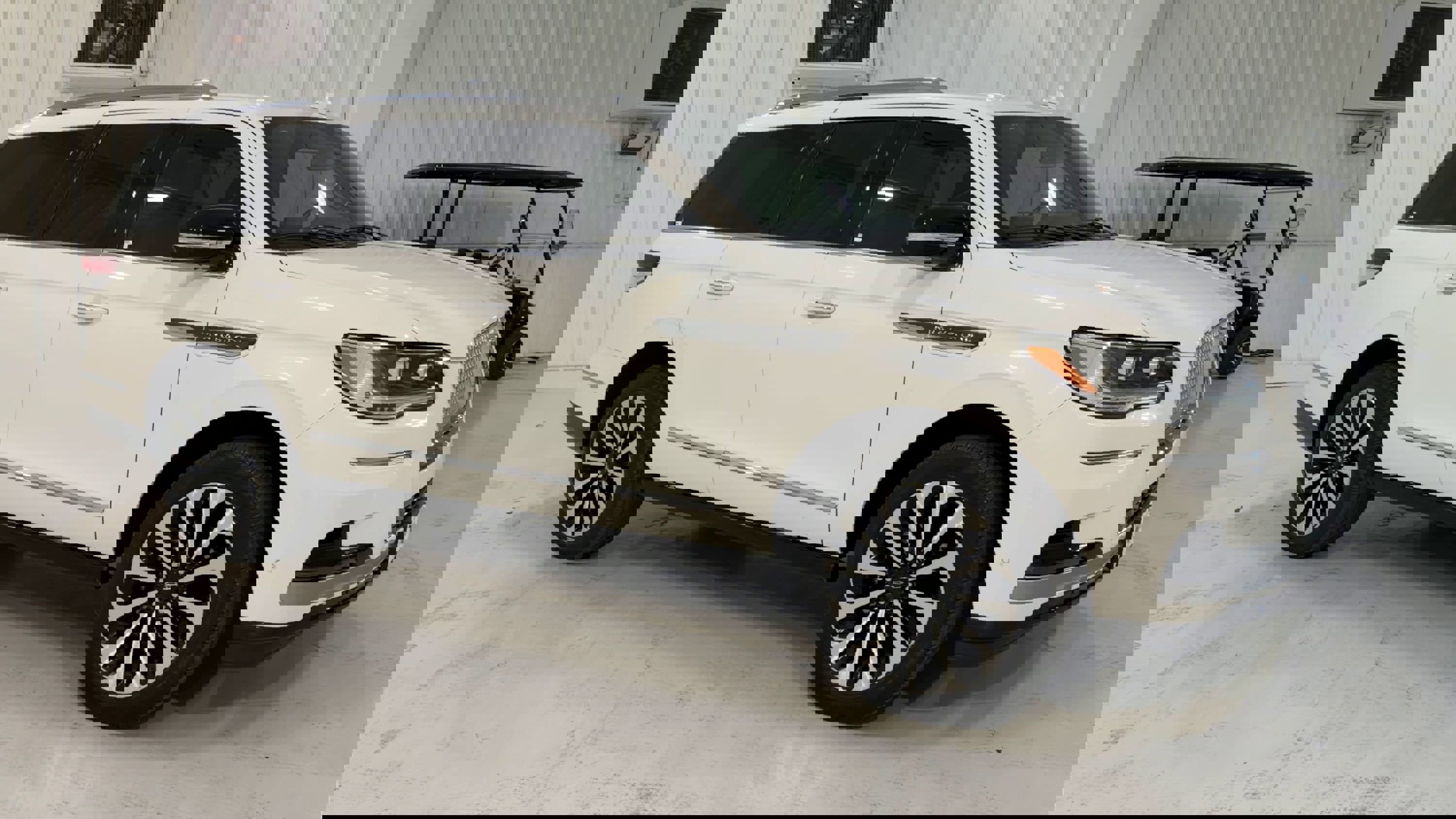 Used 2023 Lincoln Navigator Reserve image 3