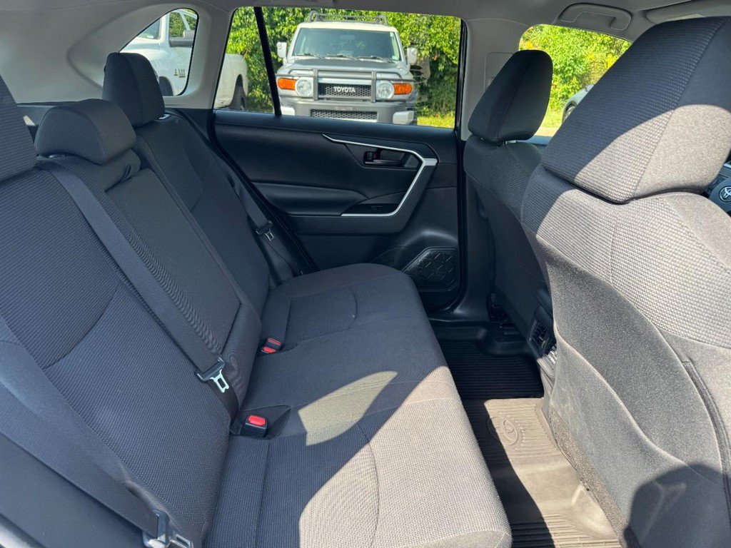 Used 2020 Toyota RAV4 LE AWD/4WD image 14