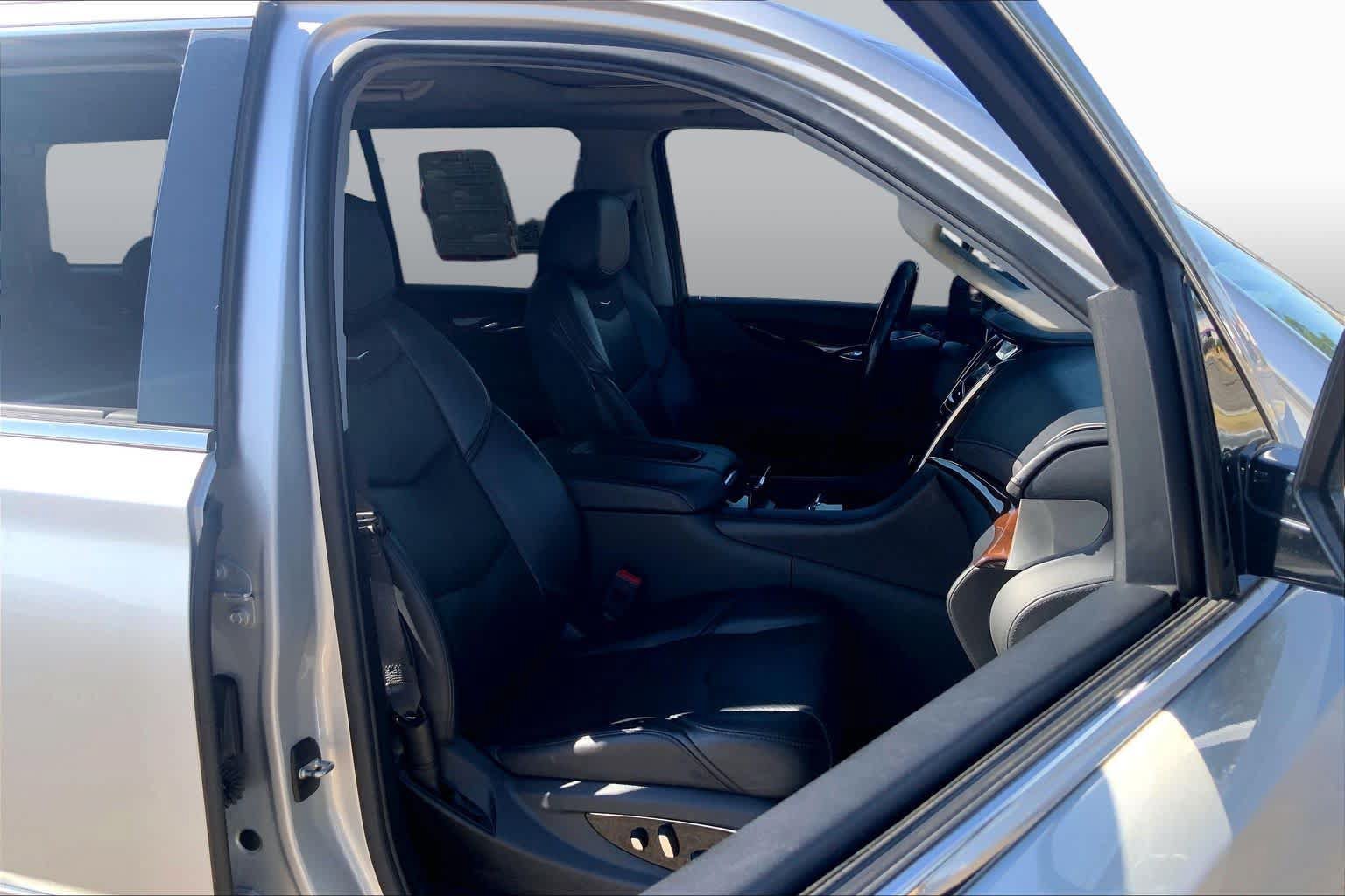 Used 2020 Cadillac Escalade Premium Luxury RWD image 9