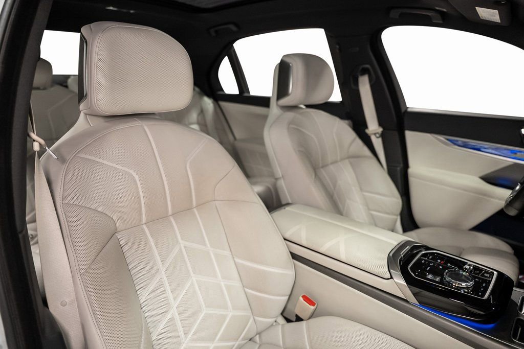 Used 2023 BMW 740i w/ Luxury Rear Seating Package image 32