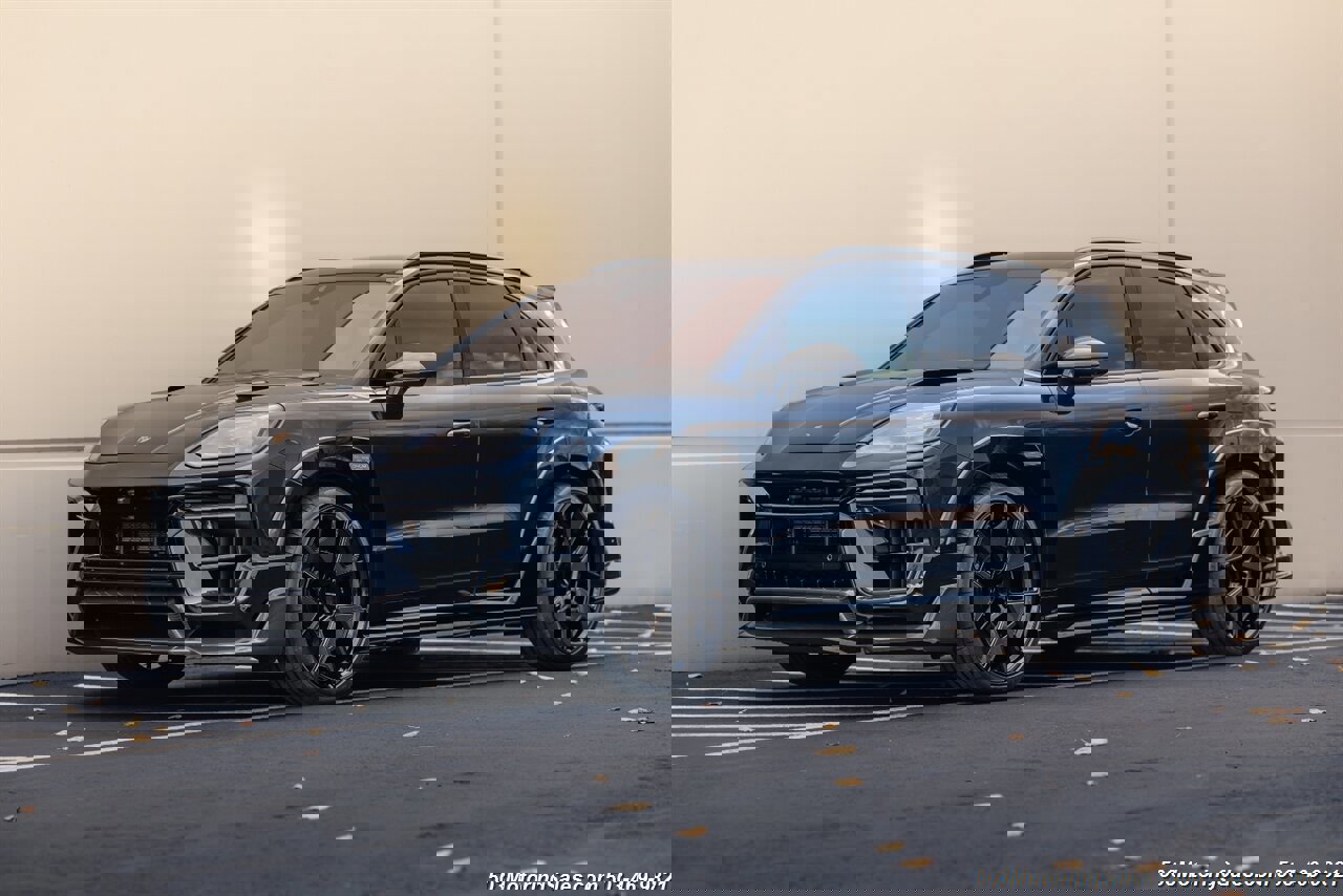 Used 2024 Porsche Cayenne Turbo AWD/4WD image 1