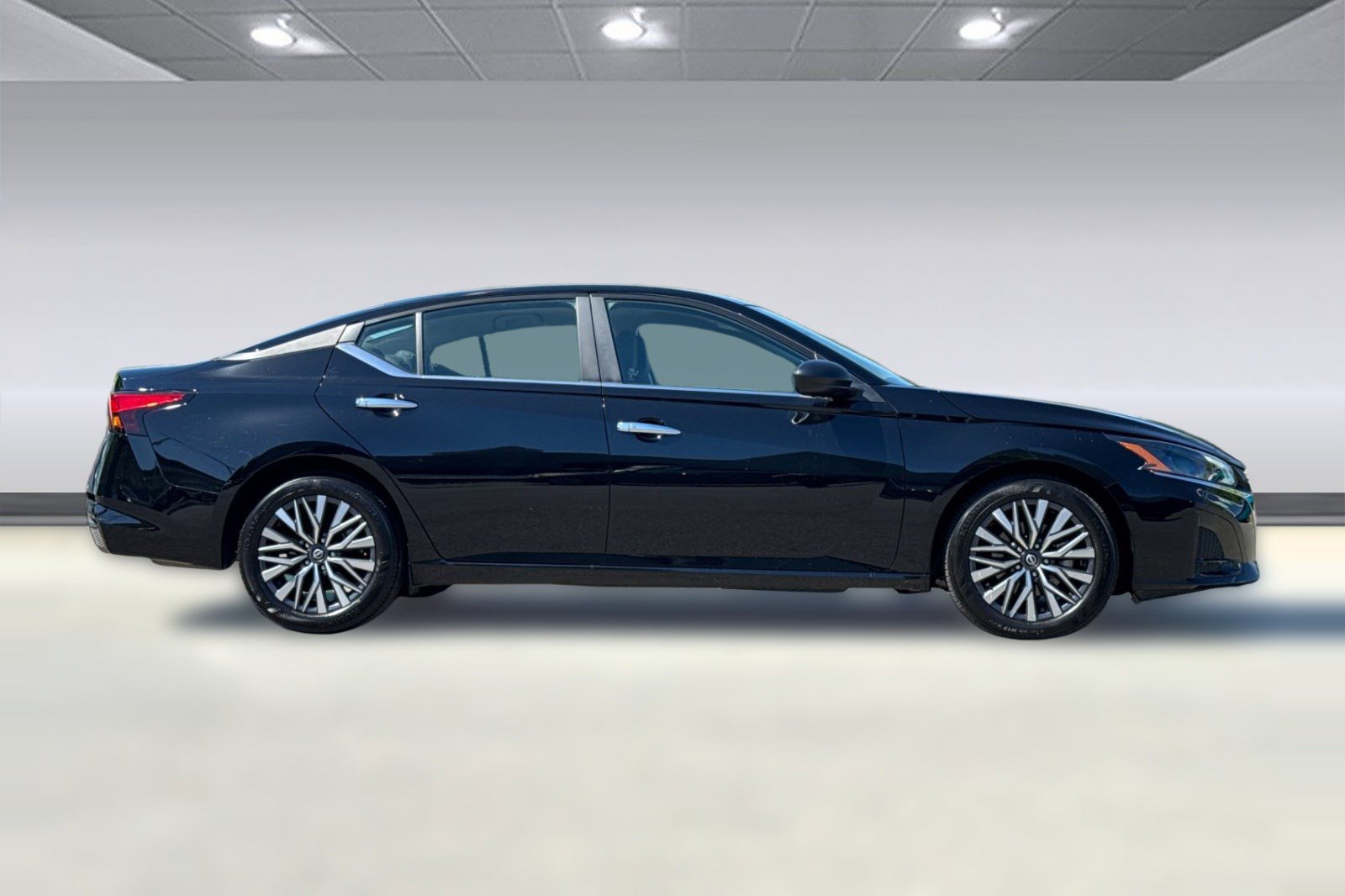 Used 2025 Nissan Altima 2.5 SV FWD image 2