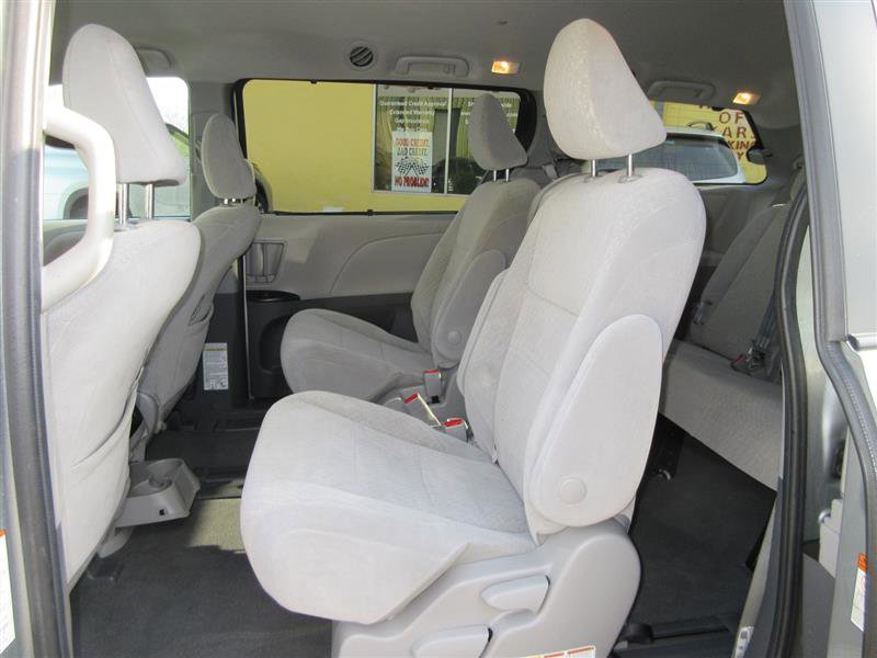 Used 2020 Toyota Sienna LE image 25