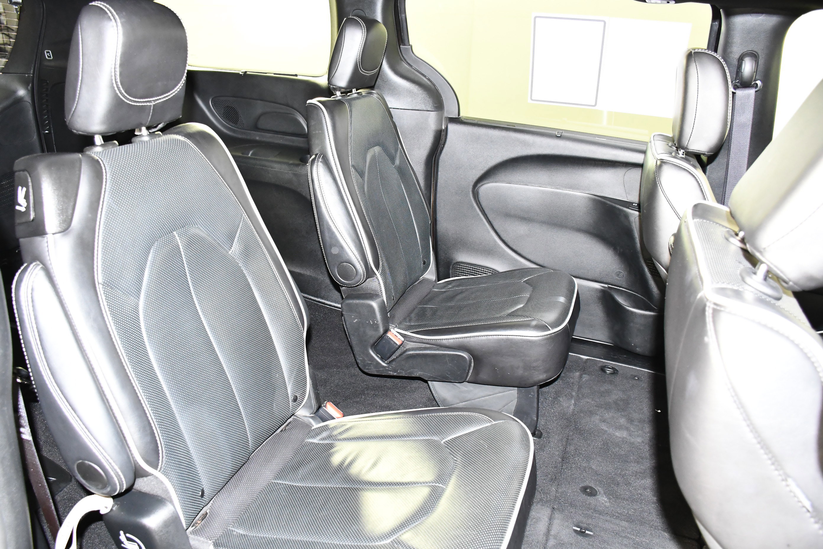 Used 2025 Chrysler Pacifica Limited image 44