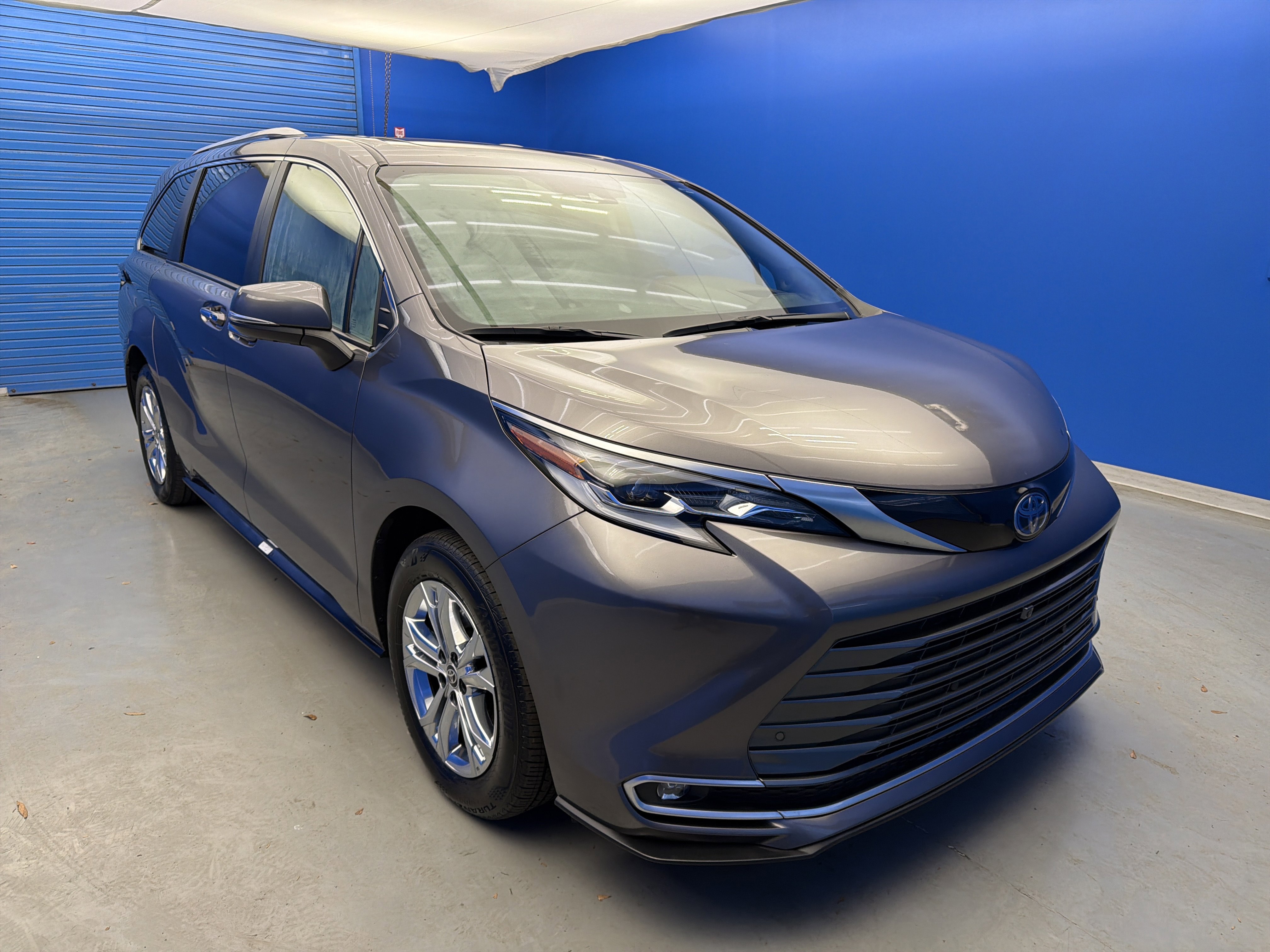 Used 2023 Toyota Sienna Platinum image 2