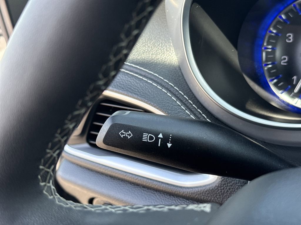 Used 2025 Chrysler Pacifica Limited image 15