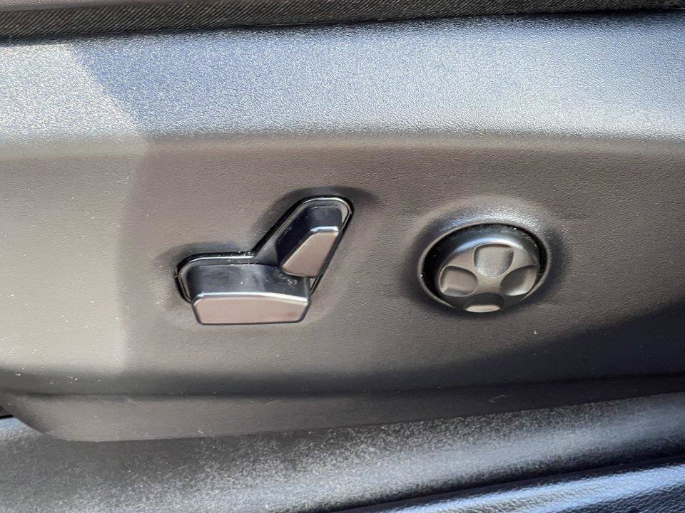 Used 2026 Chrysler Pacifica Select FWD image 11