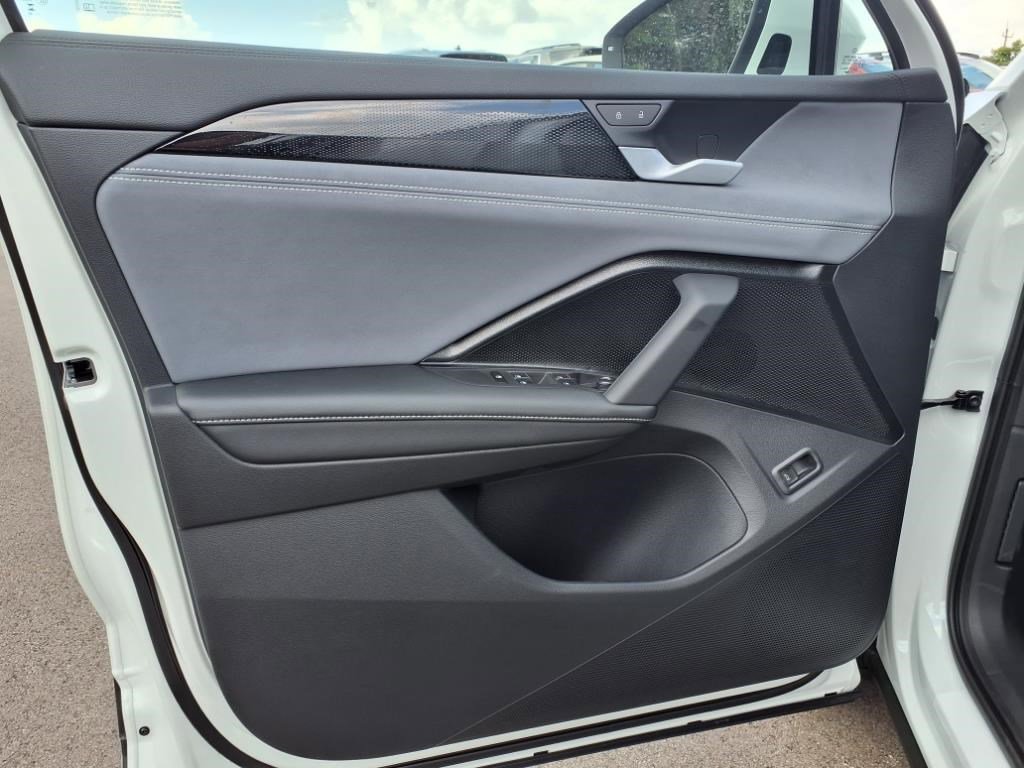 New 2025 Volkswagen Tiguan SE image 11
