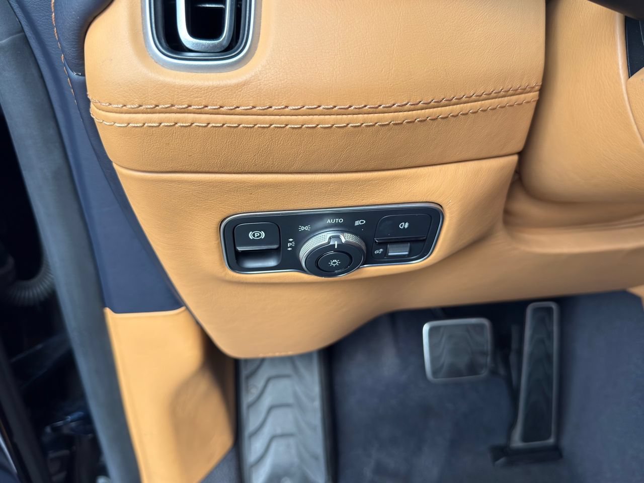 Used 2021 Aston Martin DBX AWD/4WD image 27