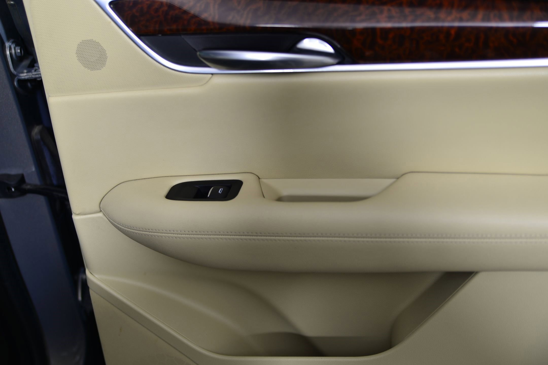 Used 2018 Cadillac XT5 Luxury w/ Driver Awareness Package image 15