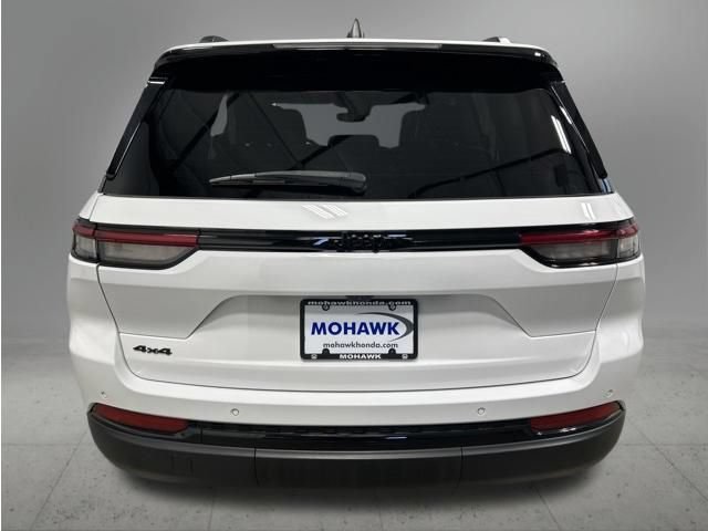 Used 2023 Jeep Grand Cherokee Altitude AWD/4WD image 4