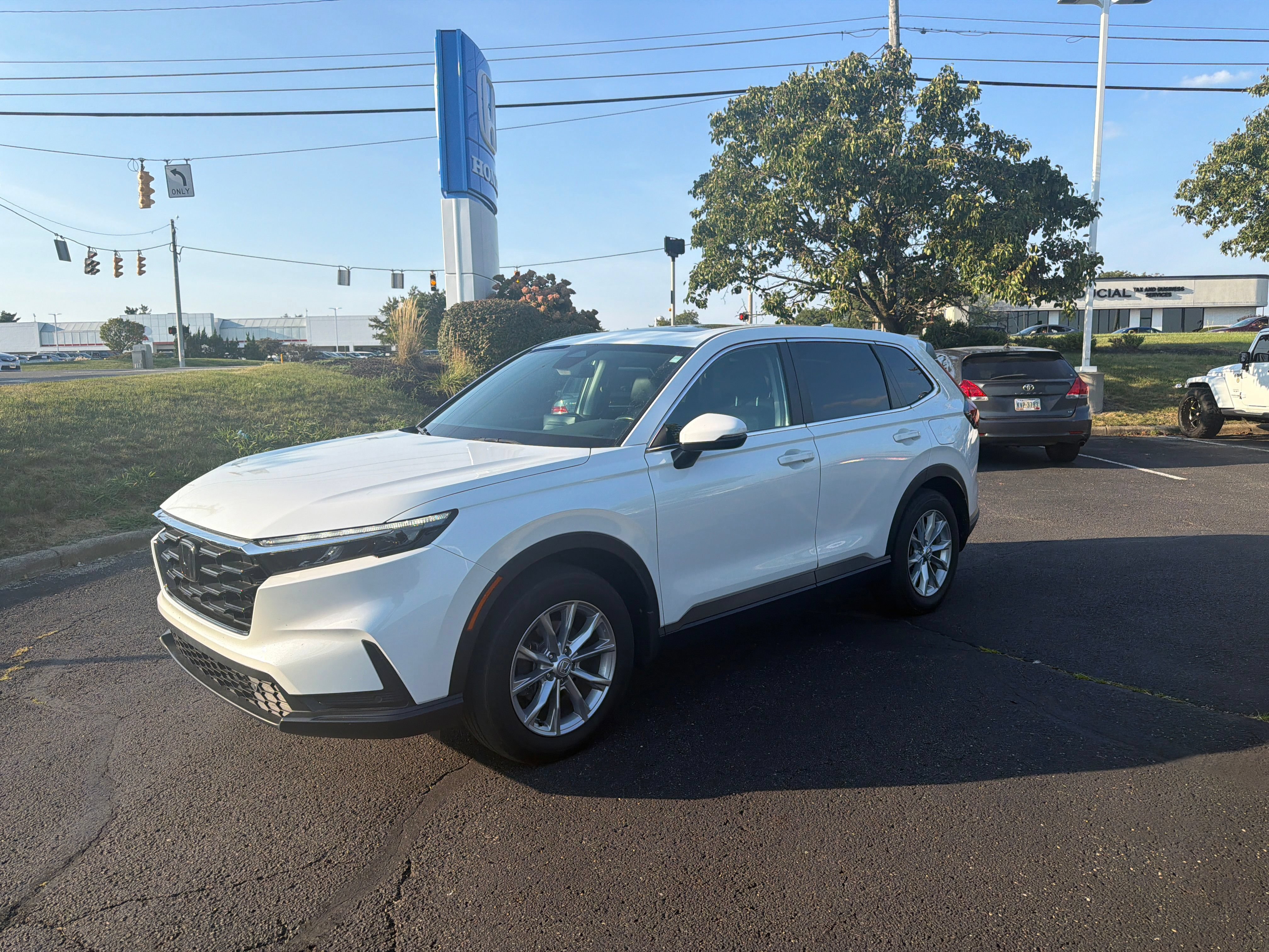 Used 2024 Honda CR-V EX-L image 2