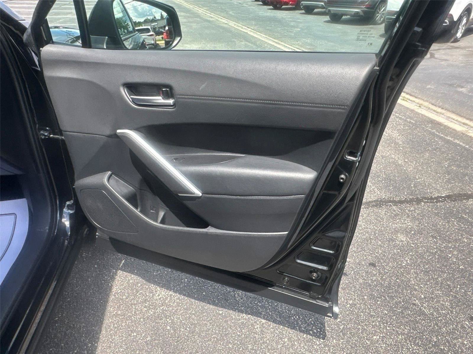 Used 2025 Toyota Corolla Cross XLE FWD image 11