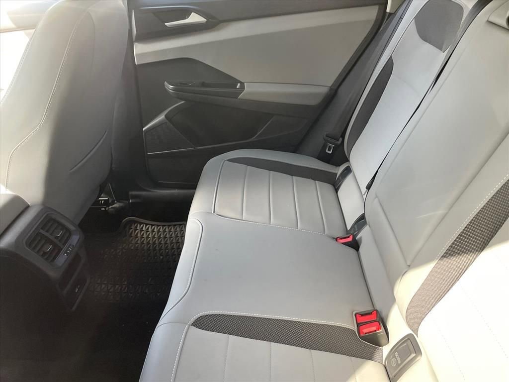 Used 2022 Volkswagen Taos SE w/ Driver Assistance Package image 3