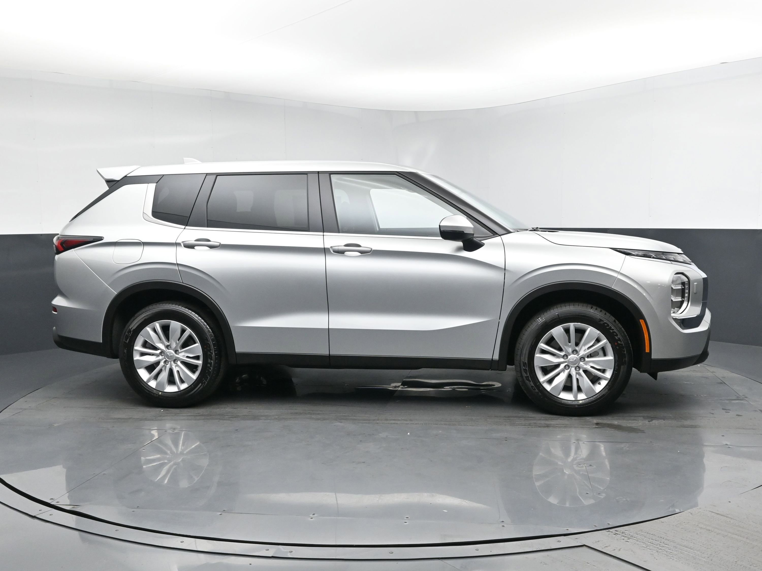 New 2025 Mitsubishi Outlander ES image 3