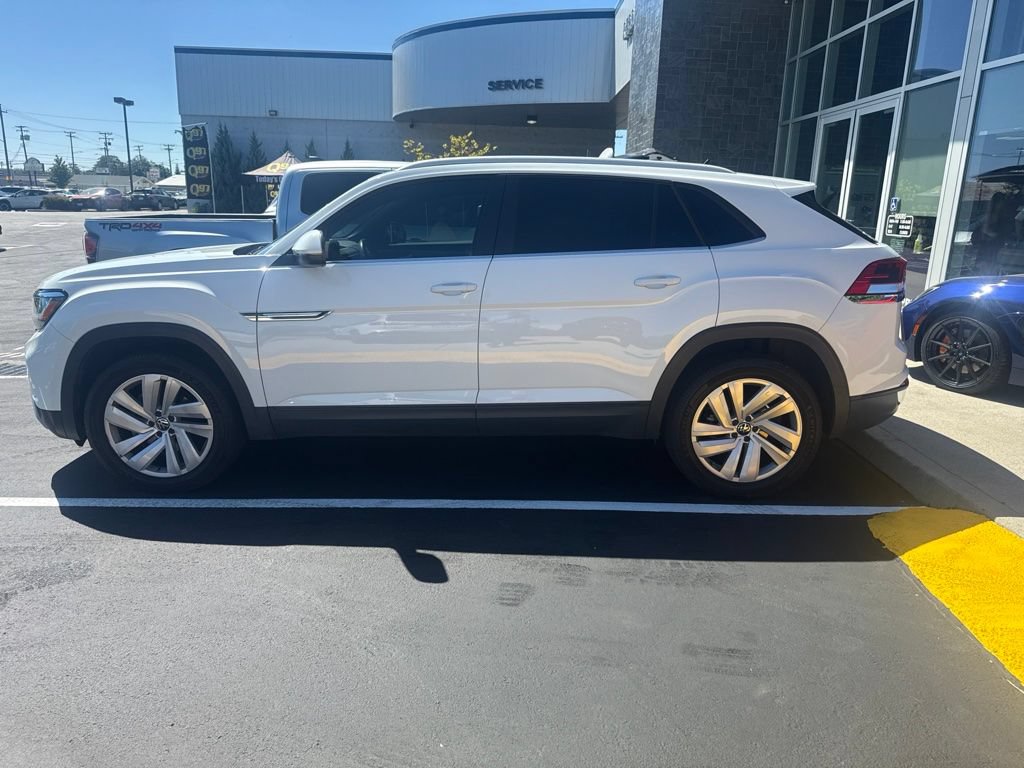 Used 2020 Volkswagen Atlas Cross Sport SE w/ Panoramic Sunroof Package FWD image 2