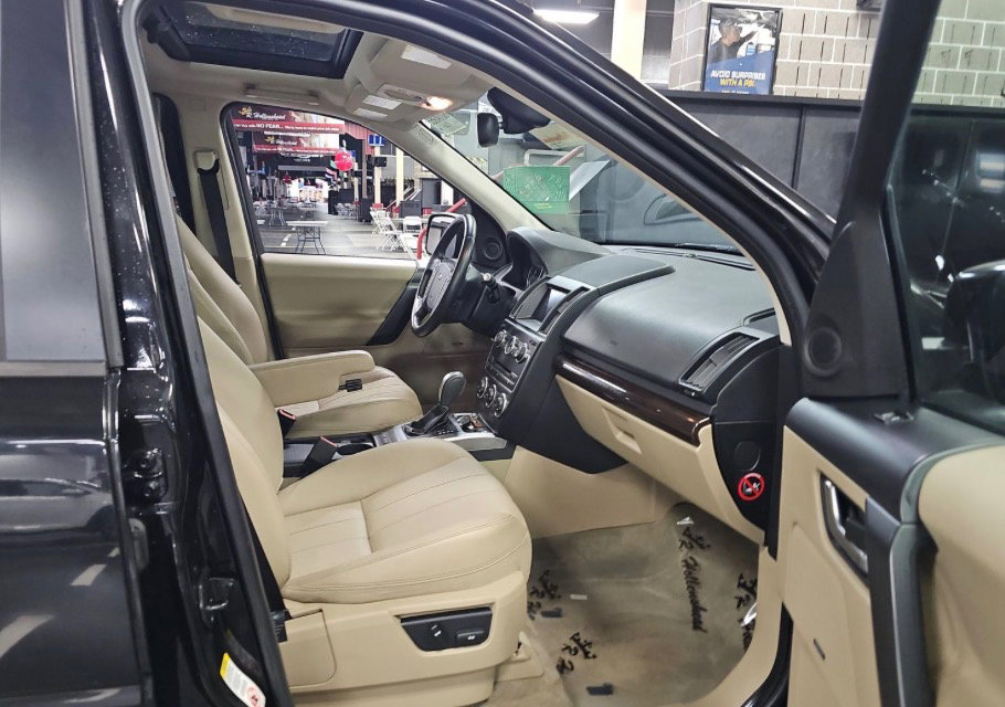 Used 2013 Land Rover LR2 image 18